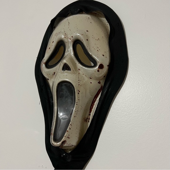 Scream Bleeding Ghost Face Halloween Mask with Pump Heart - Picture 2 of 6